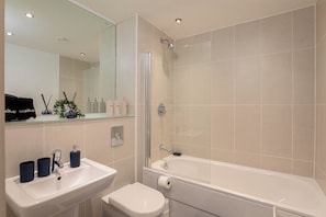 Dusche, Haartrockner, Handtücher, Seife