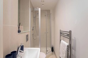 Douche, sèche-cheveux