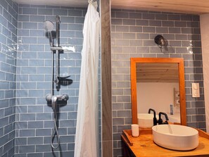 Douche, s èche-cheveux, papier toilette