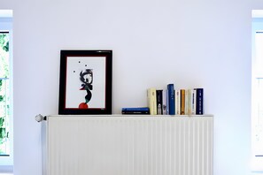 A radiator with a framed artwork and a stack of books on top. - Apartment "For 4 Guests, 83 m²" with Wi-Fi (Zülpich)
