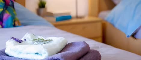Tabla de planchar con plancha, wifi y ropa de cama