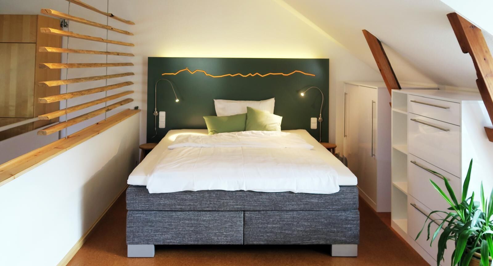 2 bedrooms, travel crib, WiFi (free), bed sheets