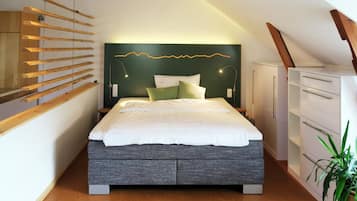 2 bedrooms, travel crib, WiFi (free), bed sheets