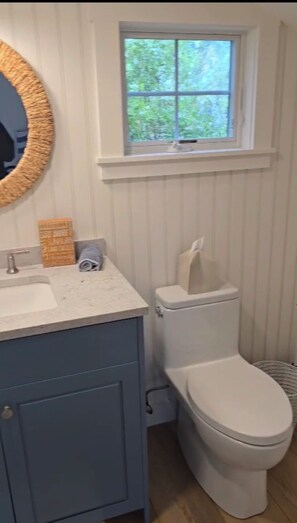 Dusche, Haartrockner, Seife, Toilettenpapier