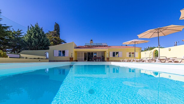 A swimming pool with a building in the background, including a patio area with umbrellas and lounge chairs. - Villa Dean Private Pool For Families AC WI- (Lagos)