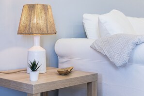 A bedside table with a lamp, a small potted plant, and a decorative bowl. - Pateo da Rocha in Portim o (Portimão)