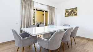 A dining area with a white table, grey chairs, and a glass bowl. - Pateo do Convento in Lagos (Lagos)