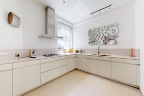 Een koelkast, een magnetron, een oven, een kookplaat
