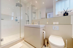 Een douche, een haardroger, handdoeken, zeep