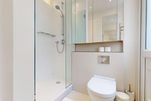 Douche, sèche-cheveux, serviettes fournies, savon
