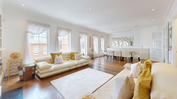 A spacious living area with a sofa set, a dining table, and a kitchen area. - Central 2BR Home Steps to Kensington Palace & Hyde park (London)