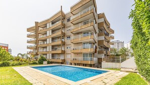 A multi-story residential building with a swimming pool in the courtyard. - Joia Da Rocha Beach Parking (Portimão)