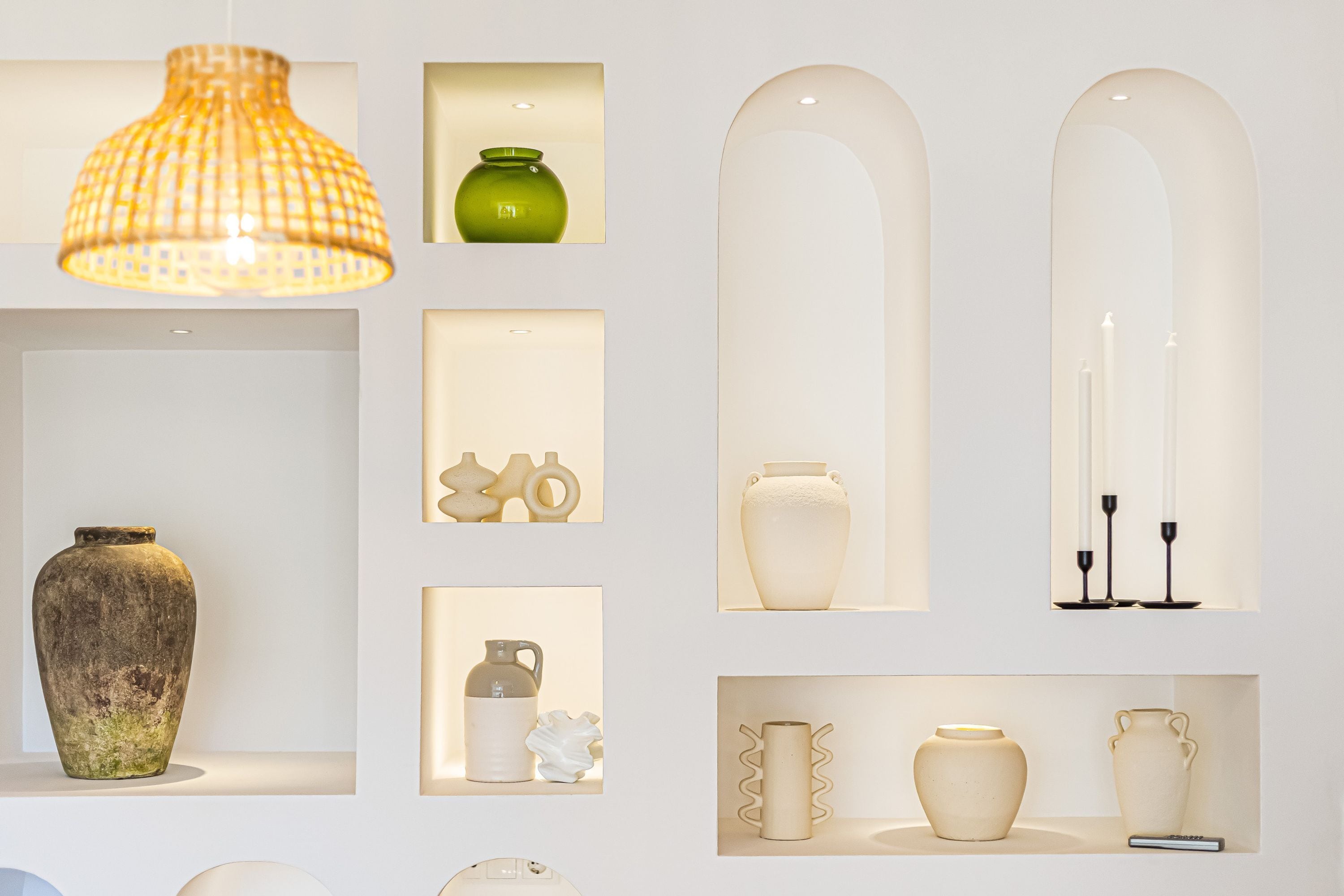 Une exposition de différents vases et objets décoratifs présentés sur des étagères.