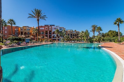 Jardins da Meia Praia Villa Pool Family