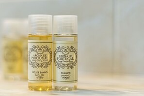 Two bottles of 'Aroma de Portugal' bath gel and shampoo. - Casa do Vale PET Friendly Pool Lagoa Retreat (Lagoa)
