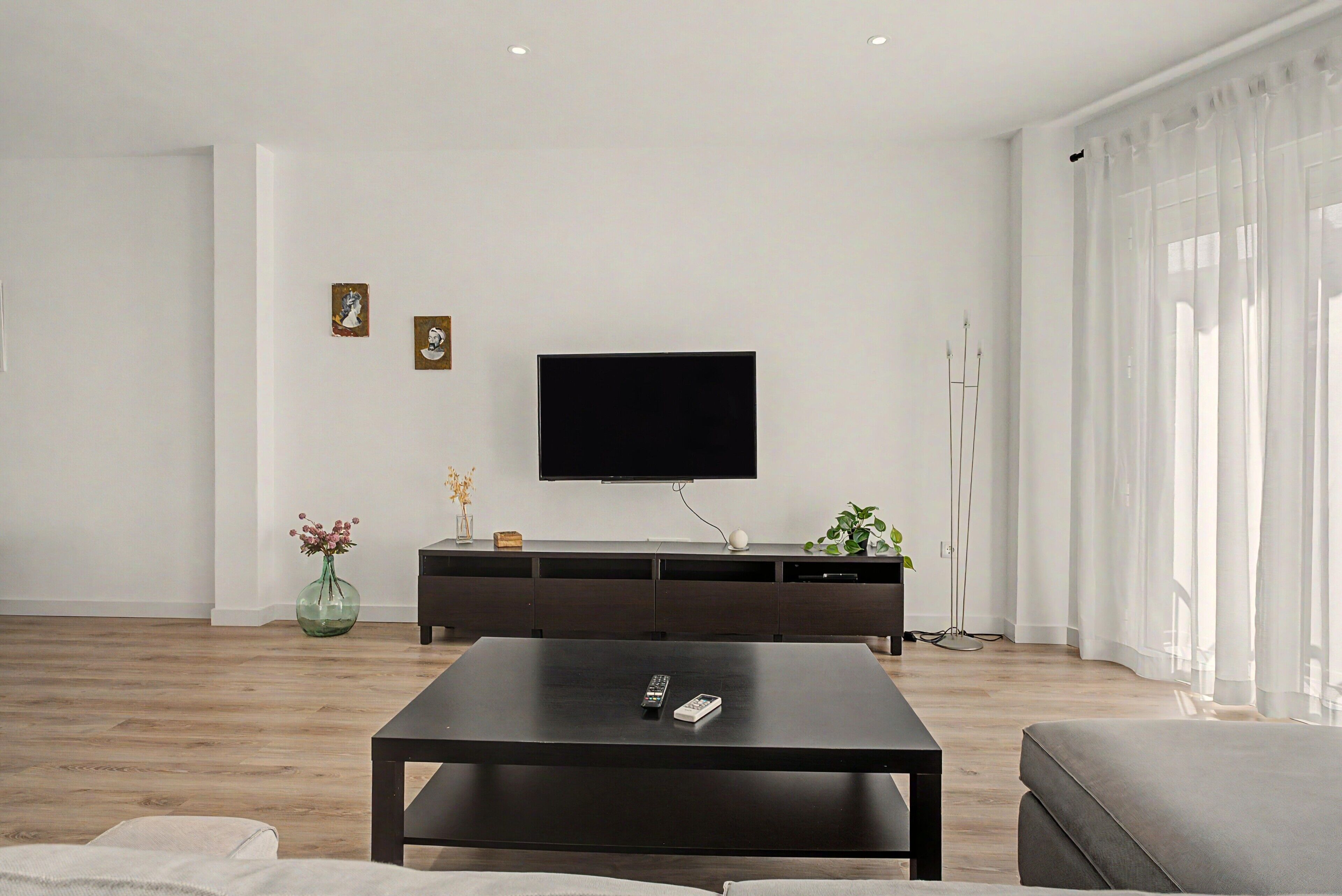 Una televisión, videojuegos, un reproductor de DVD