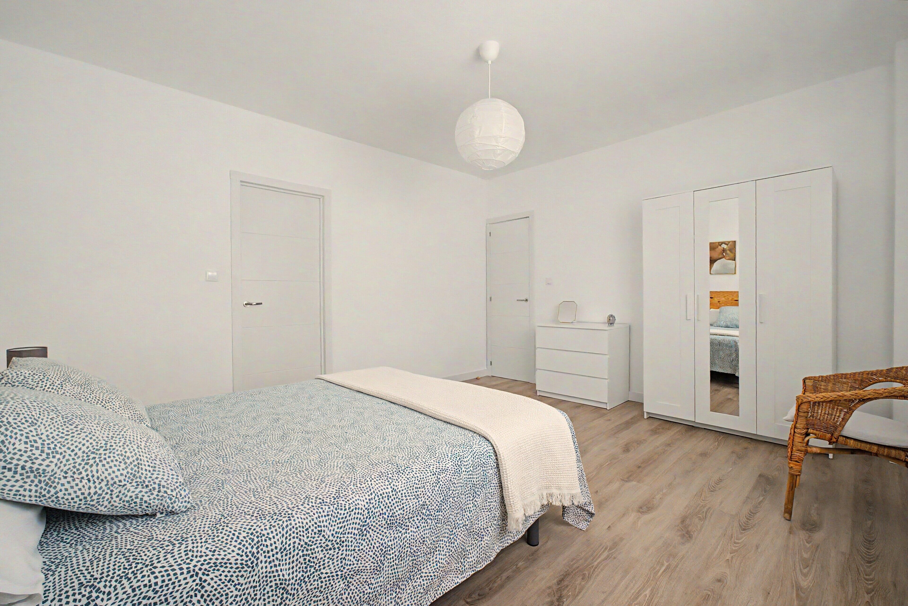 2 slaapkamers, een strijkplank/strijkijzer, wifi, beddengoed