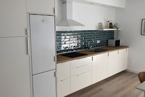 Kühlschrank, Mikrowelle, Herdplatte, Wasserkocher mit Kaffee-/Teezubehör