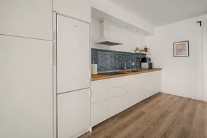 Wasserkocher mit Kaffee-/Teezubehör, Kühlschrank, Mikrowelle, Herdplatte