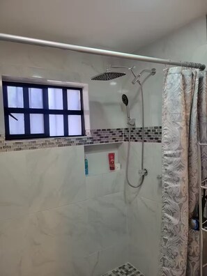 Een douche, een haardroger, handdoeken, zeep
