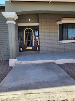 Exterior detail - Happy Place Plus (Santa Ana)
