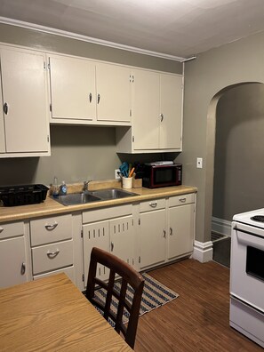 Private kitchen - Bright apartment in quaint Fargo with refreshing AC (Fargo)