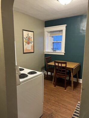 Dining - Bright apartment in quaint Fargo with refreshing AC (Fargo)