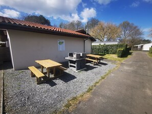 Outdoor dining - Vrbo Property (Lit-et-Mixe)