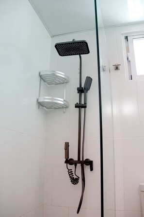 Shower, towels, toilet paper - Spacious 3-bedroom apartment in charming Santiago de los Caballeros with AC (Santiago de los Caballeros)