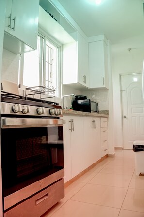 Fridge, microwave, oven, stovetop - Spacious 3-bedroom apartment in charming Santiago de los Caballeros with AC (Santiago de los Caballeros)