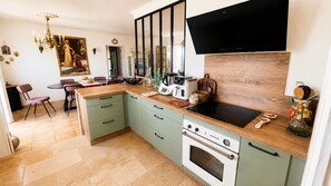 Wasserkocher mit Kaffee-/Teezubehör, Kühlschrank, Mikrowelle, Ofen