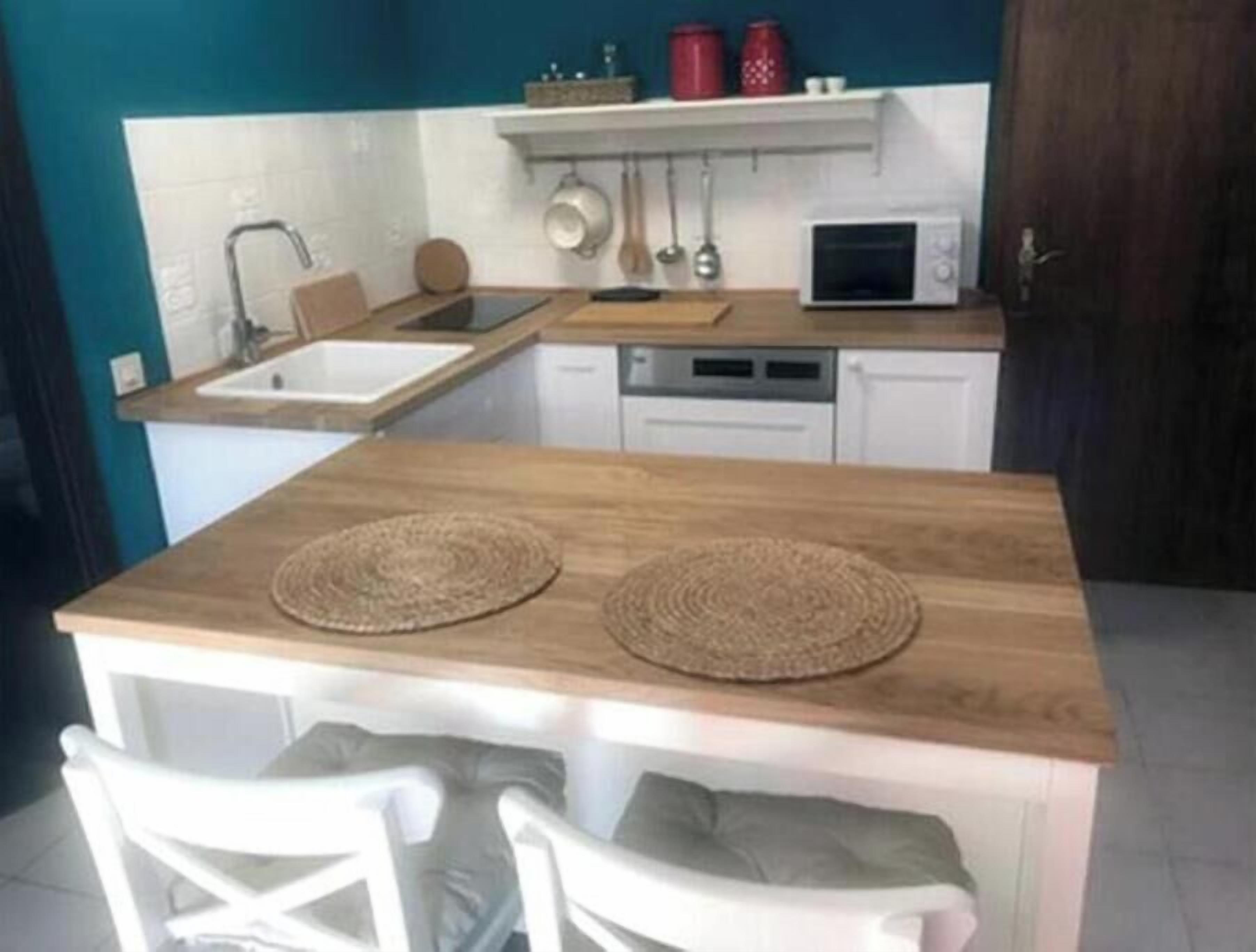 Wasserkocher mit Kaffee-/Teezubehör, Kühlschrank, Mikrowelle, Ofen