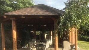 Outdoor dining - Vacation rental for 2 people, right on the Osserbad in Lam in the Bavarian Forest (Lam)