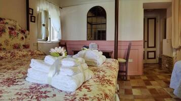 Dreibettzimmer, Mehrere Betten, Terrasse, Poolblick | Kostenloses WLAN