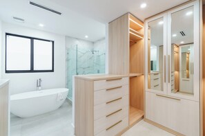 Toallas, jabón, papel de baño 