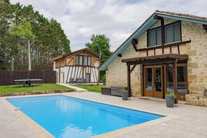Una piscina al aire libre