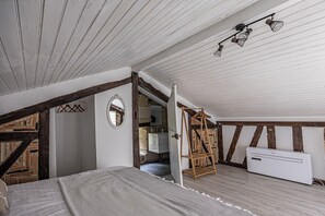 Tabla de planchar con plancha y ropa de cama