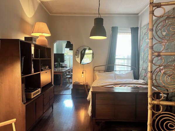Room - Spacious Victorian Suite • Walk to World Cup
Pet friendly. (Toronto)