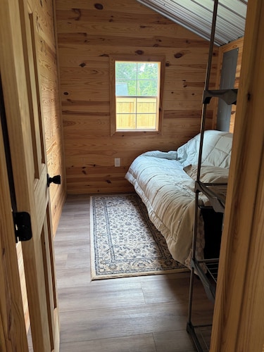 Adorable 1-bedroom Tiny Home Cottage with AC in charming Alexandria