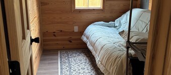 Adorable 1-bedroom Tiny Home Cottage with AC in charming Alexandria