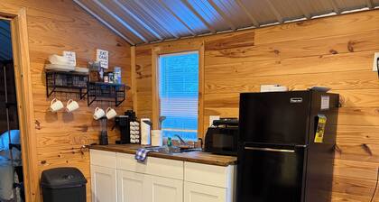 Adorable 1-bedroom Tiny Home Cottage with AC in charming Alexandria