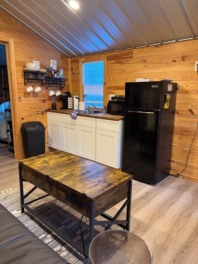 Adorable 1-bedroom Tiny Home Cottage with AC in charming Alexandria