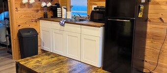 Adorable 1-bedroom Tiny Home Cottage with AC in charming Alexandria