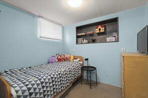 Iron/ironing board, Internet, bed sheets - TOWNHOUSE IN REYKJAVIK CENTRE WITH PRIVATE PARKING (Reykjavík)