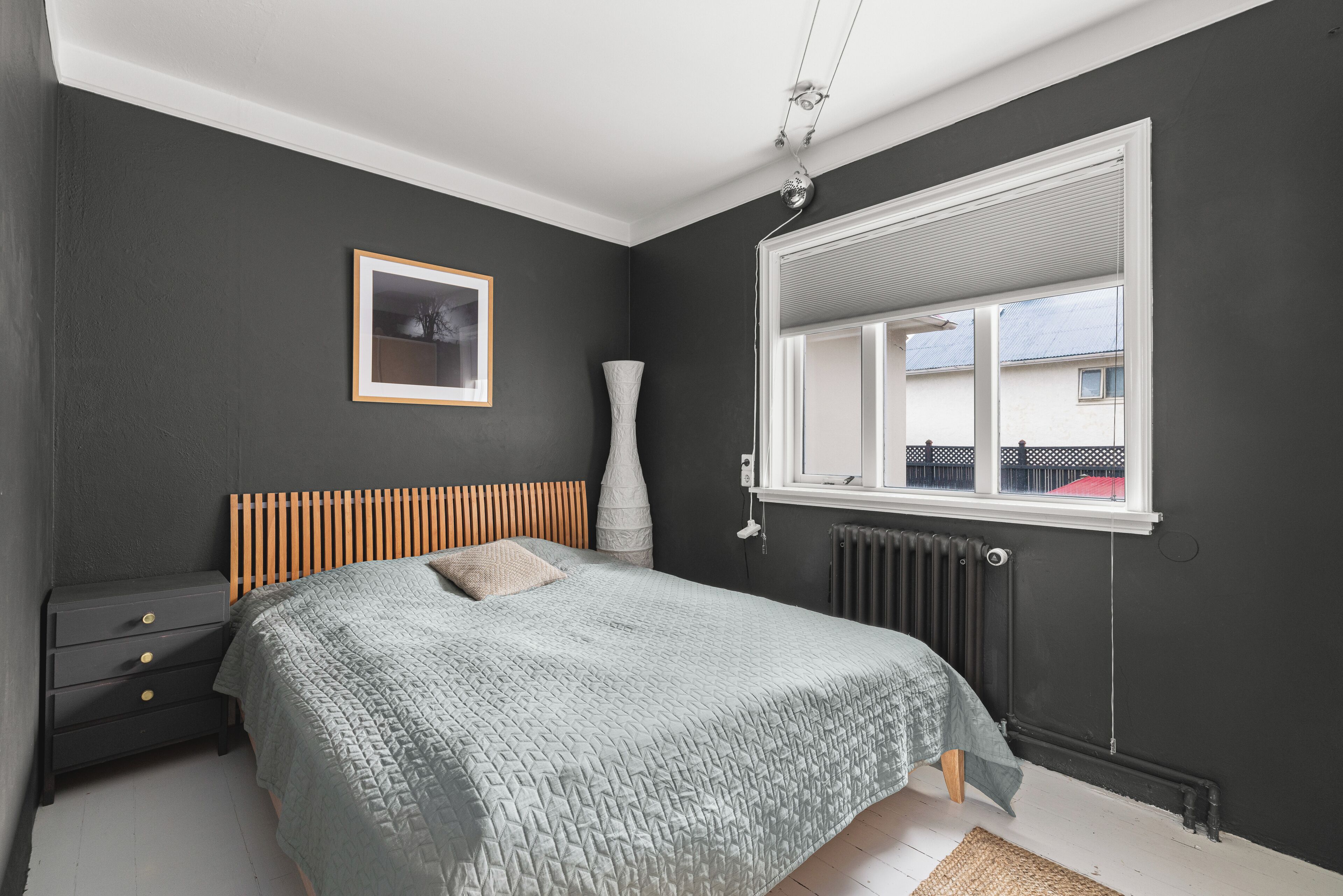 2 bedrooms, iron/ironing board, internet, bed sheets