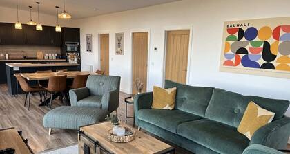 Rowan Tree Lodge - Luxurious Lodge with Hot Tub on the NC500 - Thrumster Lodges