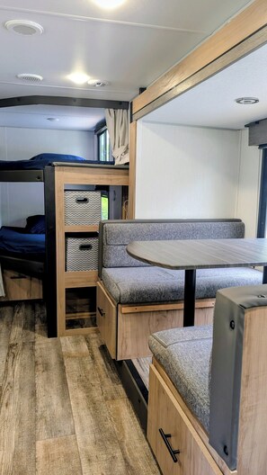 WiFi, bed sheets - Cozy riverside camper in peaceful Townsend with AC (Townsend)