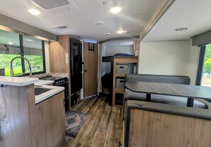 Dining - Cozy riverside camper in peaceful Townsend with AC (Townsend)