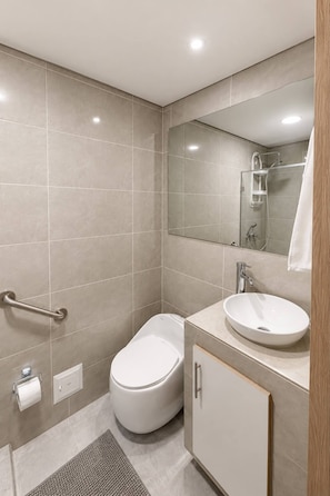 Shower, towels, soap, toilet paper - Modern Studio Apartment near Parque de la 93 North in Bogotá (Bogotá)
