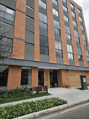 A modern building with a brick facade, large windows, and a sign for Tribeca Park. - Modern Studio Apartment near Parque de la 93 North in Bogotá (Bogotá)